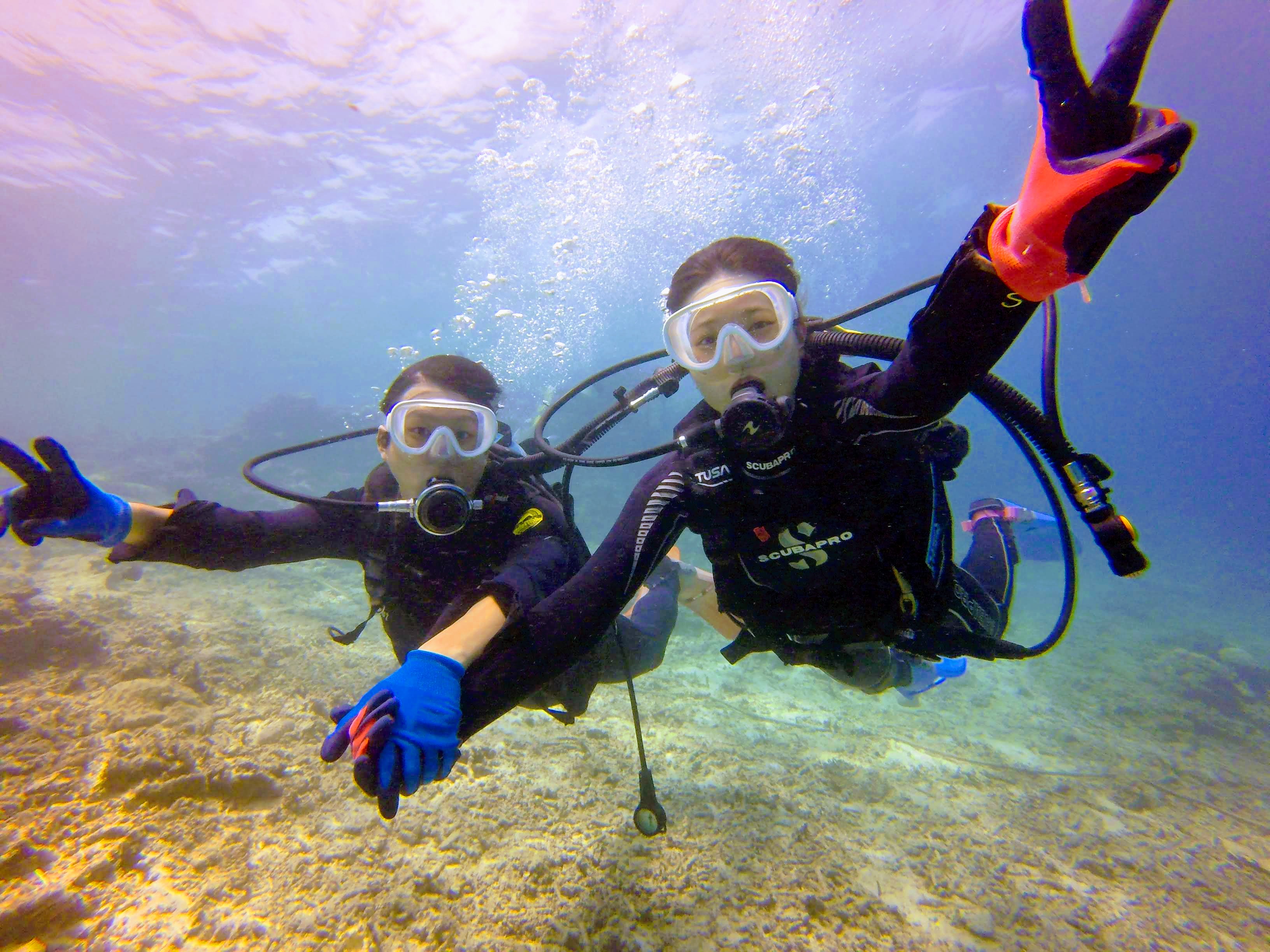 ピースするダイバー